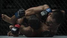 Petarung Indonesia, Stefer Rahardian, mengunci petarung Pakistan, Muhammad Imran, saat laga One Championship di JCC Senayan, Jakarta, Sabtu (20/1/2018). Stefar berhasil mengalahkan Imran. (Bola.com/Vitalis Yogi Trisna)