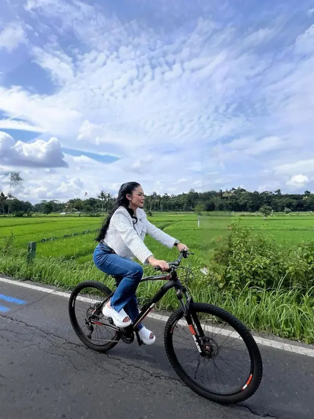Krisdayanti bersepeda di plataran heritage Borobudur. (credit:instagram.com/krisdayantilemos)