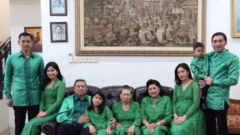 [Bintang] Susilo Bambang Yudhoyono bersama keluarga 