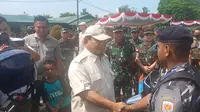Menteri Pertahanan Prabowo Subianto menyerahkan kendaraan dinas sepeda motor untuk Babinsa Prajurit TNI-Polri di Kodim 1710/Mimika. (Merdeka.com/ Muhammad Genantan Saputra )