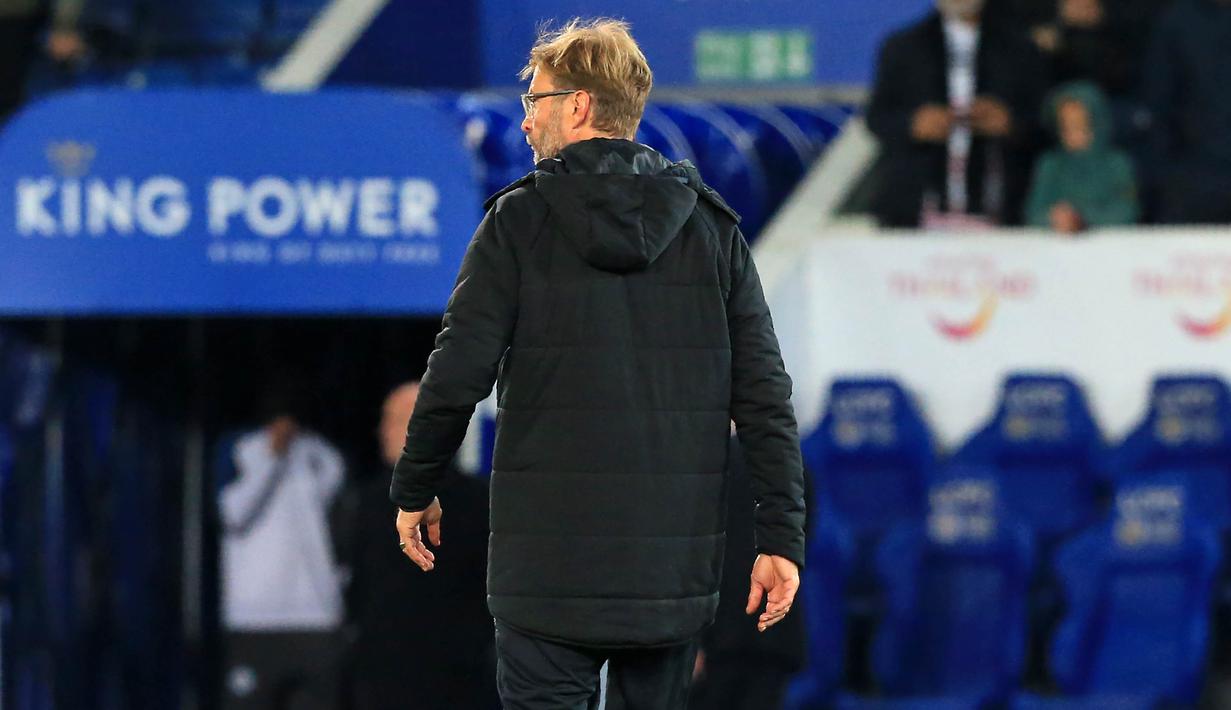 Pelatih Liverpool, Juergen Klopp, meninggalkan lapangan usai dikalahkan Leicester pada laga Piala Liga di Stadion King Power, Leicester, Selasa (19/9/2017). Leicester menang 2-0 atas Liverpool. (AFP/Lindsey Parnaby)