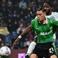 Foto: Aksi Jay Idzes saat Timnya Dihajar Inter Milan 0-5 di Liga Italia