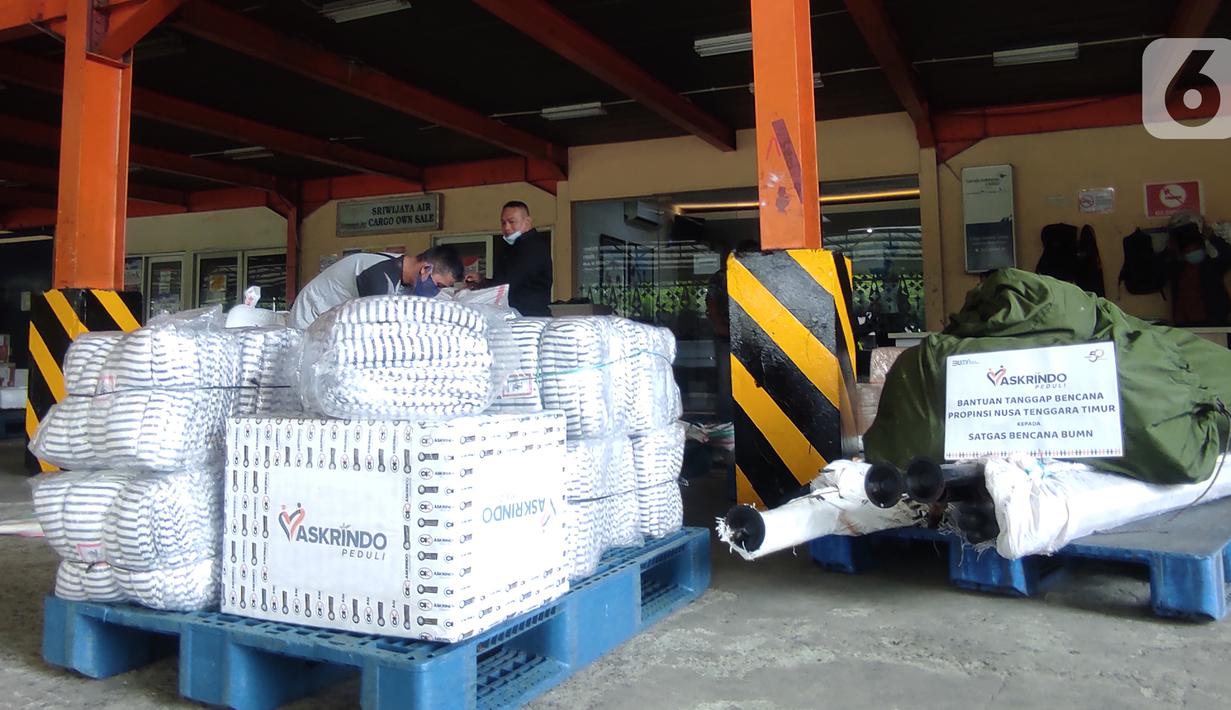 Sebanyak dua unit tenda kompi, 1000 pcs selimut dan rendang siap saji dari mitra binaan Askrindo disalurkan untuk para pengungsi korban banjir bandang. Bantuan tersebut akan diterima oleh Satgas Bencana BUMN Provinsi NTT. (Liputan6.com/Pool/Askrindo)