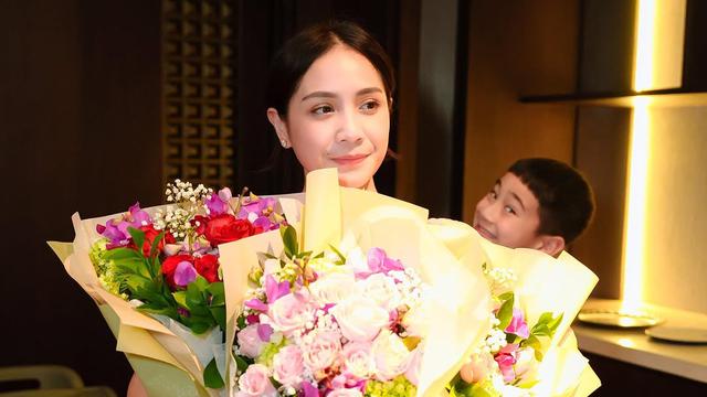 Potret Manis Raffi Ahmad dan Ketiga Anaknya Beri Kejutan Spesial untuk Nagita Slavina di Hari Ibu (credit: instagram/raffinagita1717)