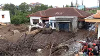 Rumah warga terdampak banjir bandang di Desa Bulukerto, Kota Batu, saat penanganan pasca bencana pada Jumat, 6 November 2021 (Liputan6.com/Zainul Arifin)