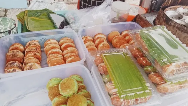 Kue Apem Yaqowwiyu jualan Rukiyem di Jalan Jatinom-Boyolali/Foto:Liputan6.com/Miranti