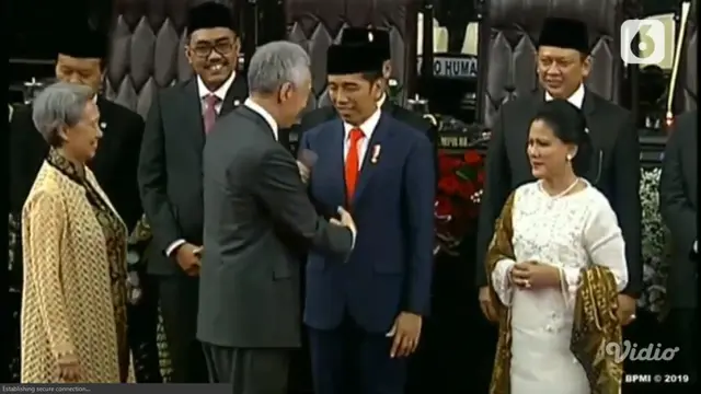 PM Singapura  Lee Hsien Loong menyalami Presiden Jokowi. (Liputan6.com)