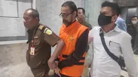 Tersangka korupsi kredit usaha rakyat di Bank Syariah Mandiri Kabupaten Pelalawan saat ditahan Kejati Riau. (Liputan6.com/M Syukur)