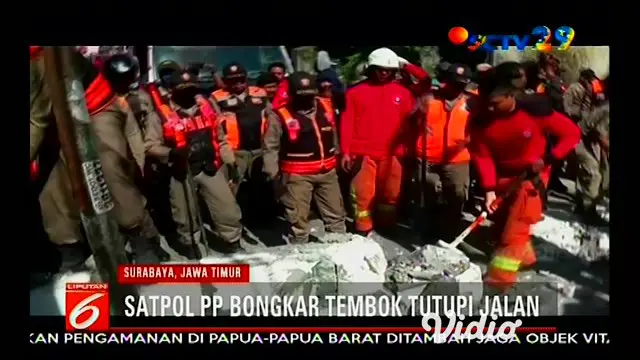 Tembok yang menutupi di jalan umum Tambak Wedi Baru, Surabaya Jawa Timur akhirnya di bongkar Satpol PP Surabaya.