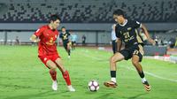 Dewa United melawan Phnom Penh Crown FC pada laga AFC Challenge League 2025/26 di Stadion Indomilk Arena, Kabupaten Tangerang Minggu (26/10/2025). Kedua tim bermain imbang 1-1. (Bola.com/M Iqbal Ichsan)