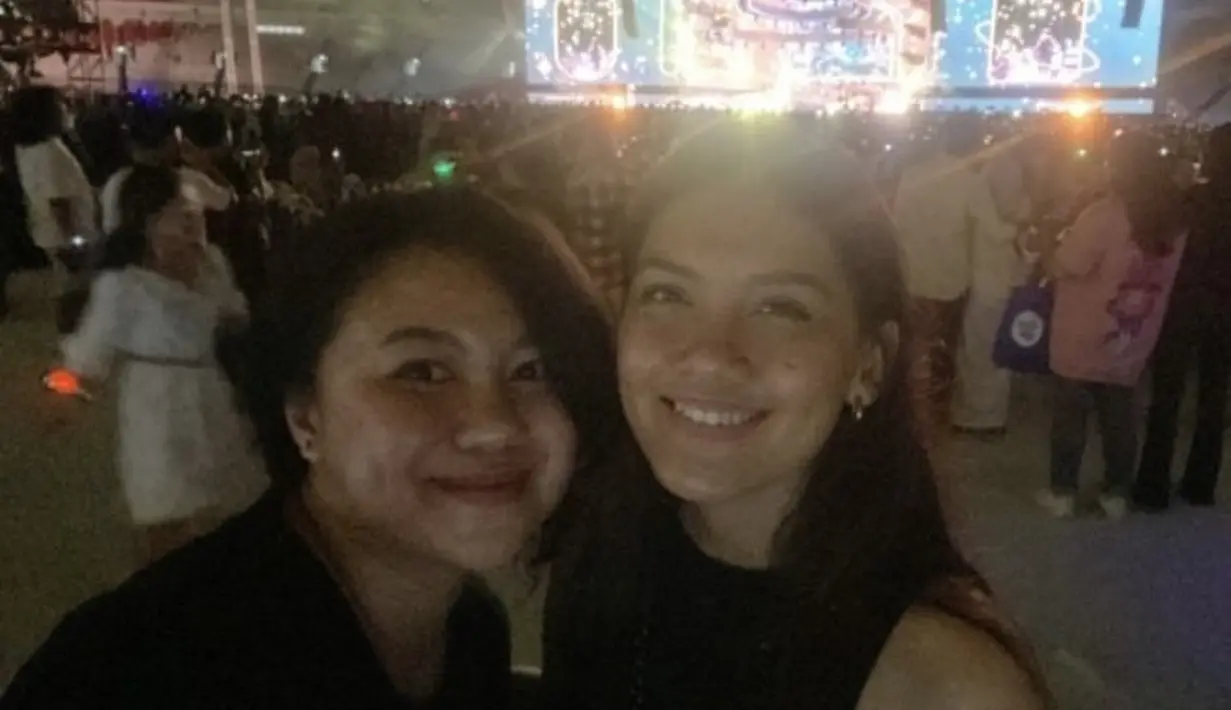 Monita Tahalea mengenakan tank top hitam saat hadir di Konser Raisa.  (@monitatahalea)