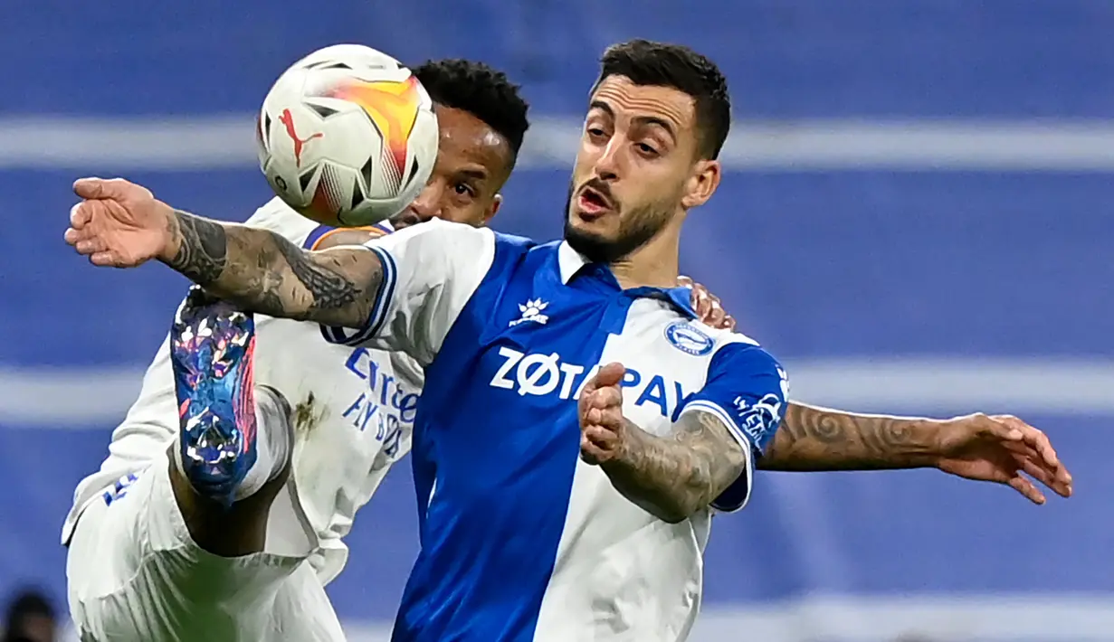 Kedatangan Joselu menjadi amunisi baru di lini depan Espanyol. Ia memastikan diri hijrah ke klub sekota Barcelona itu usai kontraknya habis bersama Deportivo Alaves. Pemain 32 tahun tersebut diharapkan mampu mengangkat performa tim barunya lewat pengalamannya. (AFP/Oscar Del Pozo)