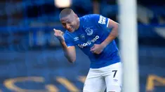 Gelandang Everton, Richarlison berselebrasi usai mencetak gol ke gawang Leicester City pada pertandingan lanjutan Liga Inggris di di Goodison Park di Liverpool, Inggris, Rabu (1/7/2020). Everton menang tipis atas Leicester City 2-1. (Peter Powell / Pool via AP)