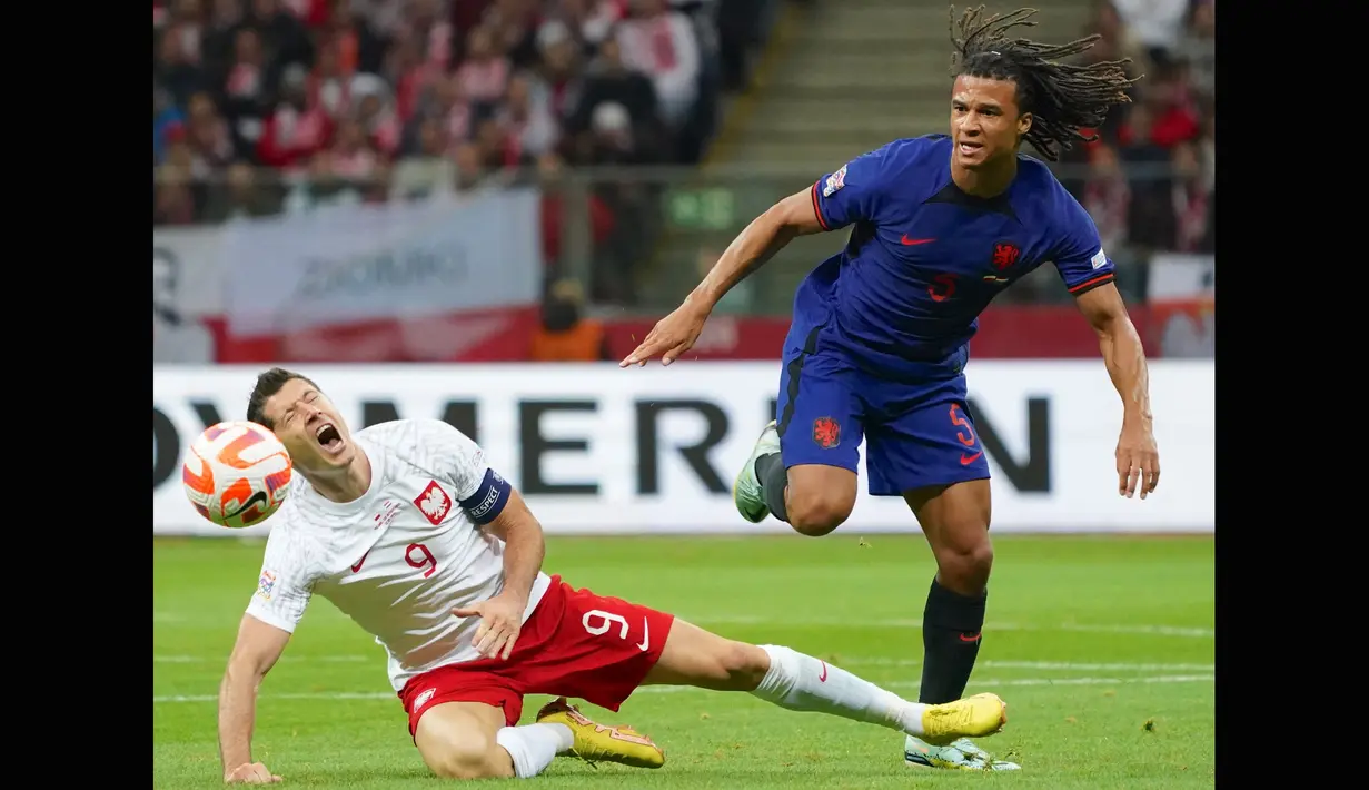 Striker Polandia, Robert Lewandowski yang ganas bersama Barcelona terus mencoba untuk mencetak gol, namun barisan pertahanan Belanda begitu kokoh. Tidak ada gol balasan. 90 menit berakhir dan skor 2-0 untuk kemenangan Belanda. (AFP/Janek Skarzynski)
