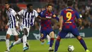 Striker Barcelona, Lionel Messi, berusaha melewati pemain Real Valladolid pada laga La Liga 2019 di Stadion Camp Nou, Selasa (29/10). Barcelona menang 5-1 atas Real Valladolid. (AP/Joan Monfort)