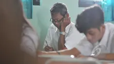 Seorang pria terlihat mengerjakan soal Ujian Nasional (UN) kesetaraan paket B di SMPN 80 Jakarta, Senin (4/5/2015). Sebanyak 378 peserta, termasuk peserta berusia lanjut mengikuti UN di hari pertama tersebut. (Liputan6.com/Johan Tallo)