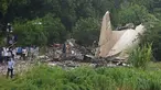 Tampak ekor pesawat kargo buatan Rusia beserta puing - puing yang berserakan di wilayah Juba, Sudan Selatan, Rabu (4/11/2015). Pesawat buatan Rusia yang jatuh tersebut menewaskan sedikitnya 25 orang. (AFP PHOTO/Charles Lomodong)