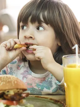 Beberapa cara sederhana yang dapat tingkatkan nafsu makan anak. (foto: pvproductions/freepik)