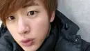 Jin BTS selalu terlihat tampan dalam berbagai kesempatan. Meskipun tak mengenakan makeup, ia masih terlihat imut dan menggemaskan. (Foto: Koreaboo.com)