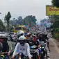 Arus lalu lintas menuju Puncak, Kabupaten Bogor, Jawa Barat, macet jelang Natal 2023. (Liputan6.com/Achmad Sudarno)