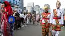 Tak hanya perempuan, sejumlah laki-laki juga terlihat mengenakan pakaian adat saat mengikuti pawai tersebut. (Liputan6.com/Herman Zakharia)