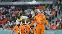 Kapten Timnas Belanda, Virgil van Dijk, punya alasan khusus batal gunakan ban kapten di Piala Dunia 2022. (AFP/Alberto PIZZOLI)
