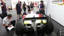 Tim teknisi Campos Racing langsung membenahi mobil Rio untuk menatap sprint race yang digelar Minggu pagi waktu setempat. (Bola.com/Reza Khomaini) 