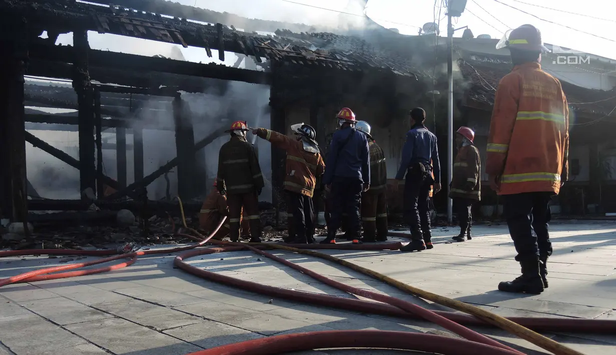 Petugas damkar mendinginkan sisa kebakaran yang melanda kompleks Kelenteng Tay Kak Sie di Gang Lombok, Semarang, Kamis (21/3). Bangunan yang terbakar merupakan rumah abu yang berada satu kompleks dengan bangunan utama kelenteng. (Liputan6.com/Gholib)