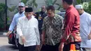 Ketua Dewan Kehormatan Partai Amanat Nasional (PAN) Amien Rais (kiri) mendatangi Gedung KPK, Jakarta, Senin (29/10). Maksud kedatangan Amien untuk mempertanyakan sejumlah kasus korupsi yang diduga lamban dalam penanganannya. (Merdeka.com/Dwi Narwoko)
