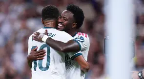 Pemain Real Madrid Kylian Mbappe dan Vinicius Junior merayakan gol dalam laga La Liga Spanyol antara Real Madrid vs Real Sociedad di Madrid, Spanyol, Rabu, 26 Agustus 2026. (AP Photo/Manu Fernandez)