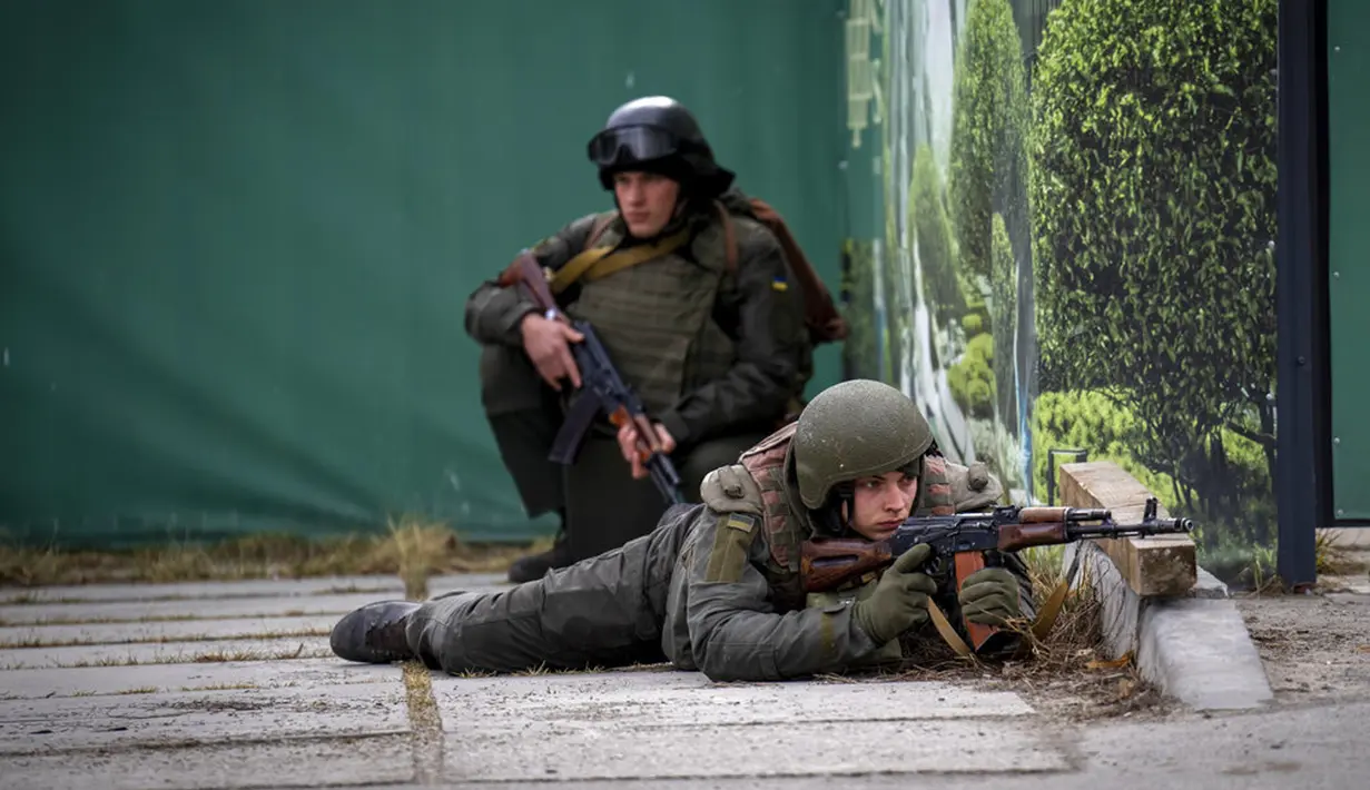 Tentara Ukraina mengambil posisi di pusat Kota Kiev, Ukraina, Jumat (25/2/2022). Rusia menekan invasinya sampai ke pinggiran Kiev setelah melepaskan serangan udara di kota-kota dan pangkalan militer serta mengirimkan pasukan dan tank dari tiga sisi. (AP Photo/Emilio Morenatti)