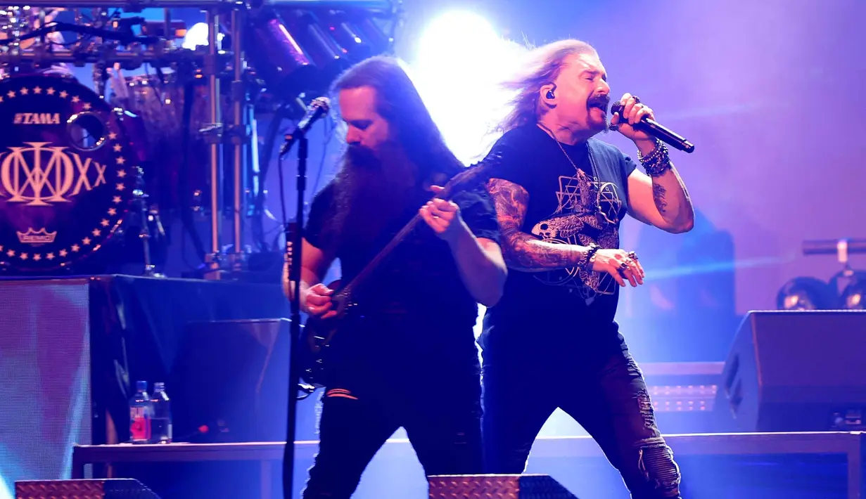 Sekitar 10.000 penonton memadati venue, menjadikan konser ini sebagai salah satu momen penting bagi penggemar rock dan metal progresif di Indonesia. Tampak dalam foto, vokalis band Dream Theater James LaBrie (kanan) saat tampil pada Konser "An Evening With Dream Theater - 40th Anniversary Tour" di Beach City International Stadium, Jakarta, Sabtu 7 Februari 2026. (Kapanlagi.com/Budy Santoso)