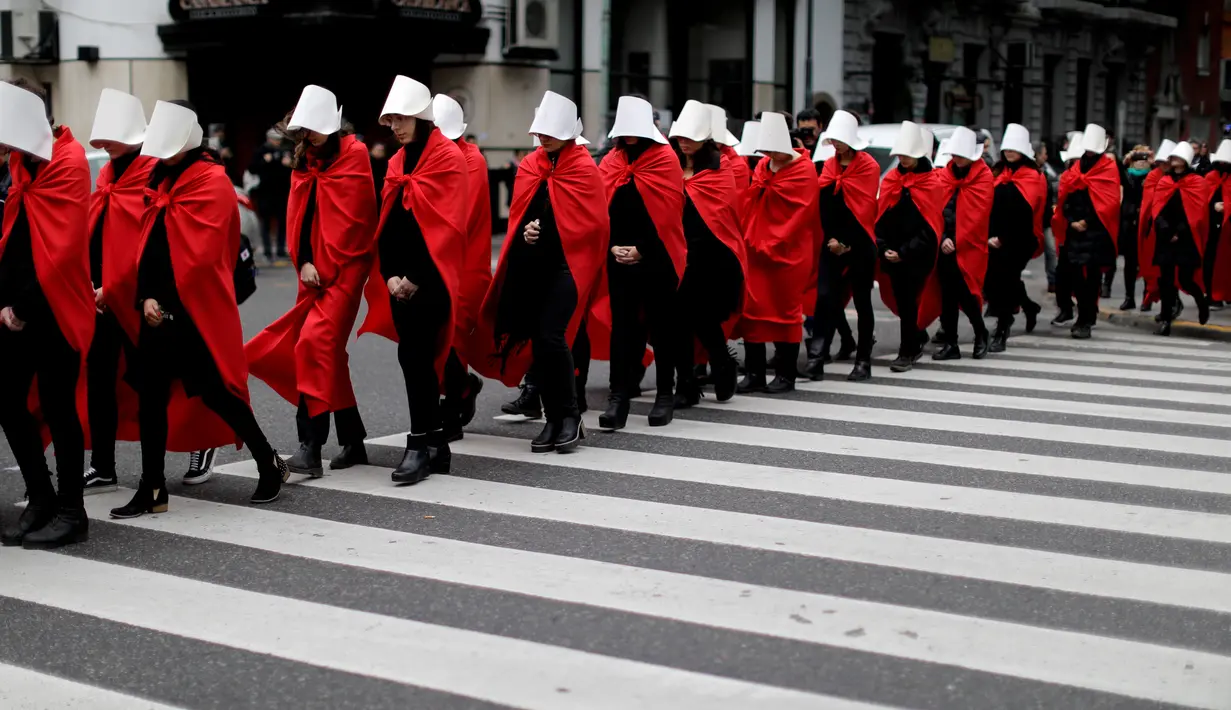 Aktivis yang mendukung dekriminalisasi aborsi berjalan di luar Kongres, Buenos Aires, Argentina, Rabu (25/7). Para aktivis menuntut Senat menyetujui RUU tentang legalisasi aborsi yang sudah disetujui oleh anggota parlemen. (AP Photo/Natacha Pisarenko)