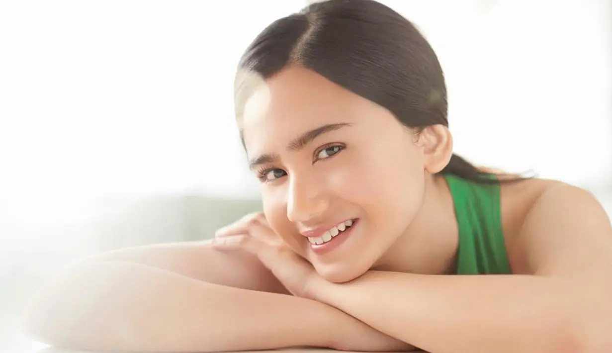 Tak hanya aktingnya, penampilan wanita yang dikabarkan berpacaran dengan Dul Jaelani ini juga tak kalah mencuri perhatian. Selain gaya busananya, makeup yang menghiasi wajahhnya pun terlihat cantik. Apalagi dengan makeup flawless, ia terlihat begitu memesona. (Liputan6.com/IG/@tissabiani)