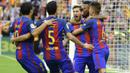 Foto Olahraga Terbaik - Para pemain Barcelona merayakan gol yang dicetak Lionel Messi ke gawang Valencia pada laga La Liga di Stadion Mestalla, Spanyol, Sabtu (22/10/2016). (AFP/Jose Jordan)