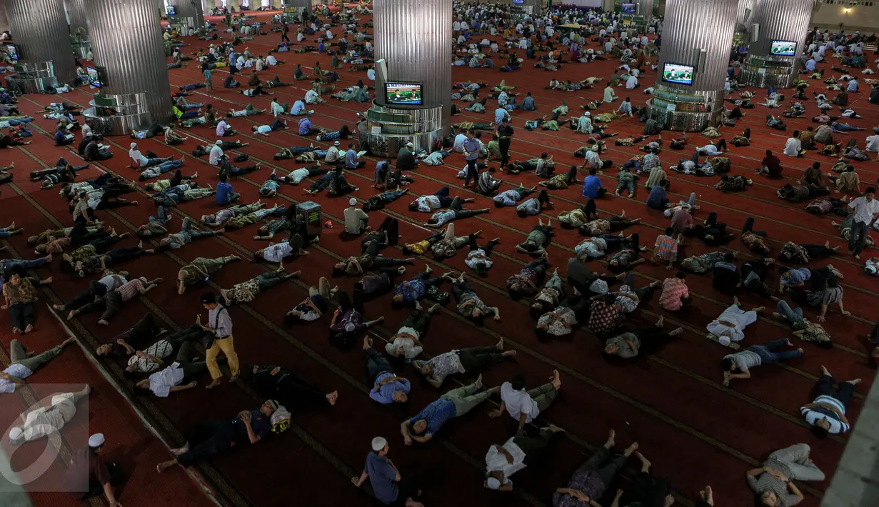 Sejumlah warga beristirahat di Masjid Istiqlal, Jakarta, Jumat (19/6/2015). Waktu luang diisi warga dengan berbaring dan beristirahat di masjid saat menunggu waktu berbuka puasa. (Liputan6.com/Faizal Fanani)