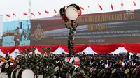 Aksi marching band taruna Akademi Kepolisian memeriahkan upacara peringatan HUT Bhayangkara ke-71 di Silang Monas, Jakarta, Senin (10/7). Acara ini menampilkan berbagai atraksi dari masing-masing kesatuan Polri. (Liputan6.com/Angga Yuniar)