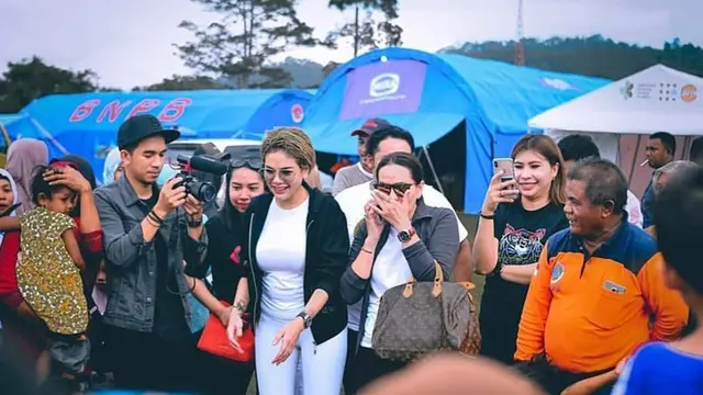 6 Momen Nikita Mirzani Kunjungi Korban Gempa di Ambon