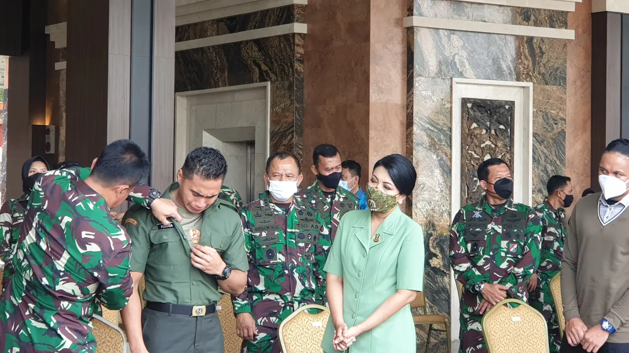 KSAD Jenderal TNI Andika Perkasa kemudian menyematkan tag nama baru untuk Serda Aprilia Santini Manganang.