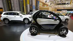 Mobil listrik Renault Twizy dipamerkan dalam GAIKINDO Indonesia International Auto Show (GIIAS) 2019 di ICE BSD, Tangerang, Jumat (19/7/2019). Mobil dengan panjang 2.338 mm dan lebar 1.381 mm ini menggunakan baterai lithium-ion 6,1 kWh yang mampu dikendarai sejauh 100 km. (Liputan6.com/Fery Pradolo)
