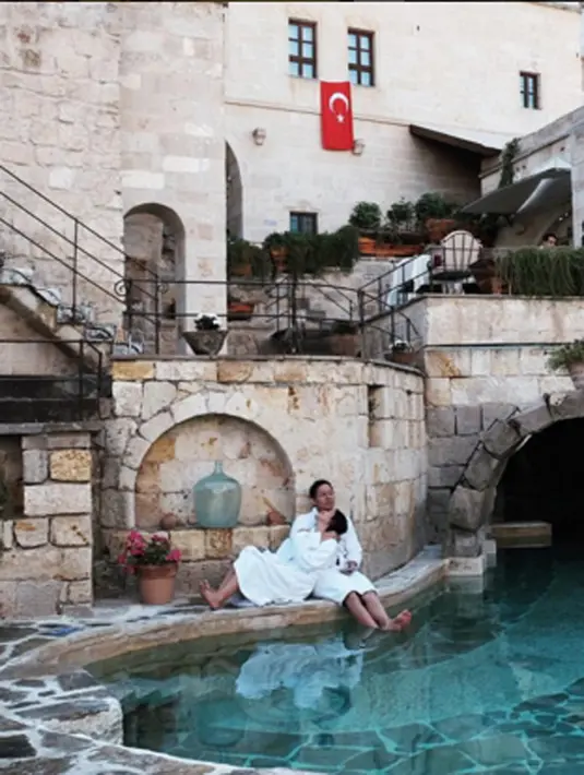 Andien dan Ippe menikmati pagi hari mereka di pinggir kolam renang tempat mereka menginap. Pasangan ini terlihat sangat romantis menikmati kembali senasi bulan madu. (via instagram/@andienaisyah)