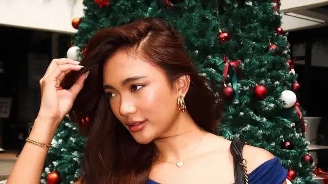 Marion Jola Rayakan Natal di Kupang bawa tas hitam. [@lalamarionmj]