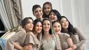 Detail dress bridesmaid Natasha Wilona ini memiliki lengan asimetris, salah satunya lengan panjang. [Foto: Instagram/natashawilona12]