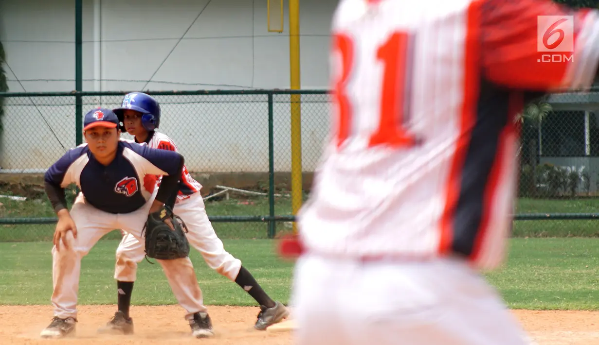 Atlet junior baseball dan softball berlaga dalam turnamen Indonesia Little League 2019 di lapangan softball Senayan, Jakarta, Sabtu (5/1). Turnamen tahunan ini diadakan untuk memupuk rasa sportivitas di level junior. (Liputan6.com/Fery Pradolo)