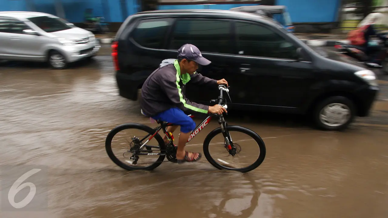 20151107-Diguyur Hujan, Jalan Cikini Raya Tergenang Air -Jakarta