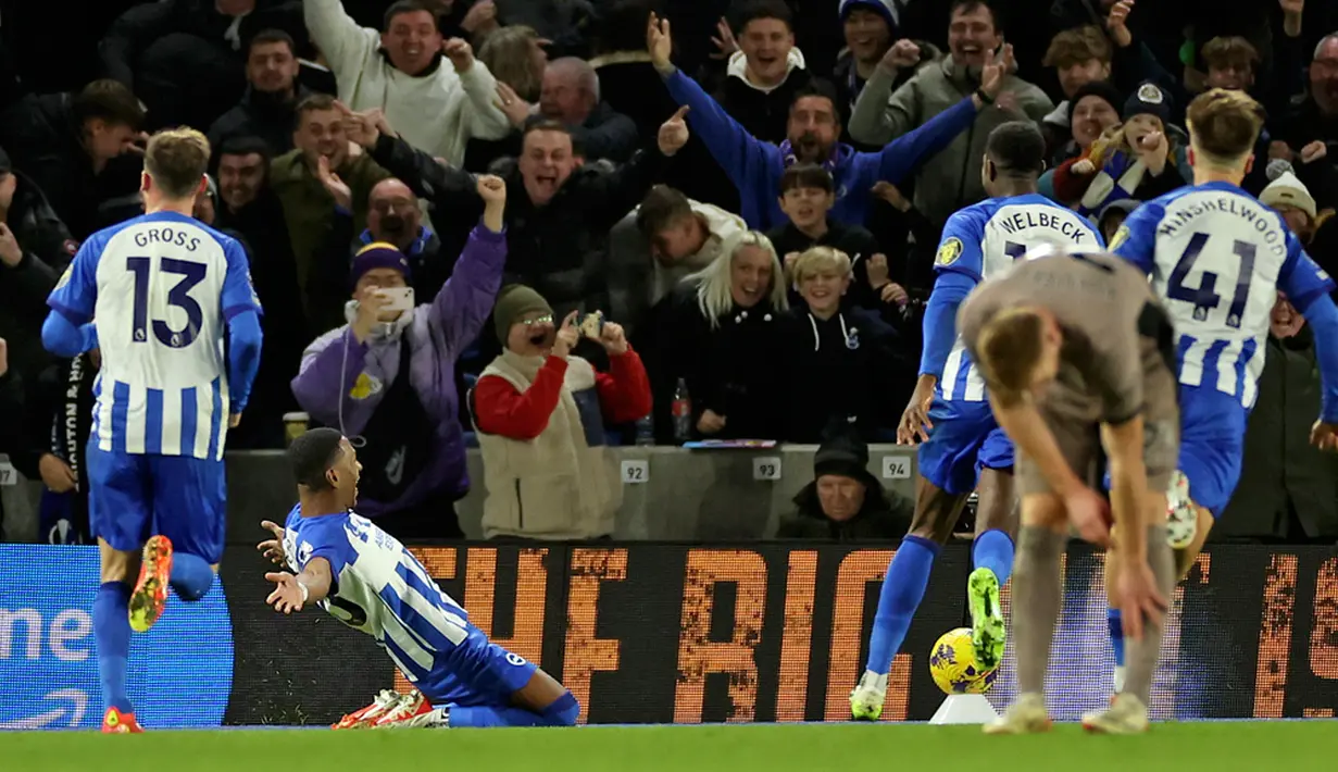 Selang beberapa menit kemudian mereka mencetak gol kedua melalui tandukan Ben Davies. (AP Photo/Ian Walton)