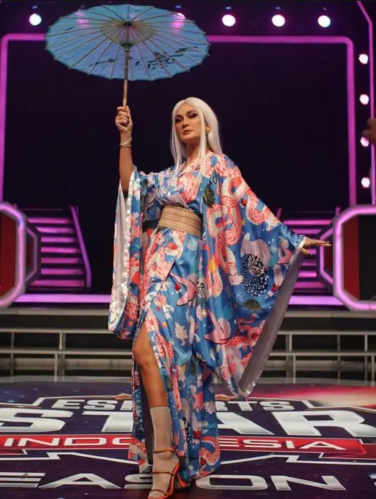 Salah satunya saat ia bergaya bak kagura dalam game Mobile Legend. Luna Maya terlihat mengenakan kimono dengan wig putih dan wagasa yang identic dengan Kagura. (Instagram/lunamaya).