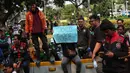 Massa dari pengemudi ojek online atau ojol yang tergabung dalam Koalisi Ojol Nasional (KON) melakukan unjuk rasa di Patung Kuda, Jalan Medan Merdeka Barat, Selasa (29/8/2023). (Liputan6.com/Angga Yuniar)