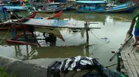 Kapal tenggelam akibat hujan deras selamam suntuk di awal tahun 2018. (Foto: Liputan6.com/Muhamad Ridlo)