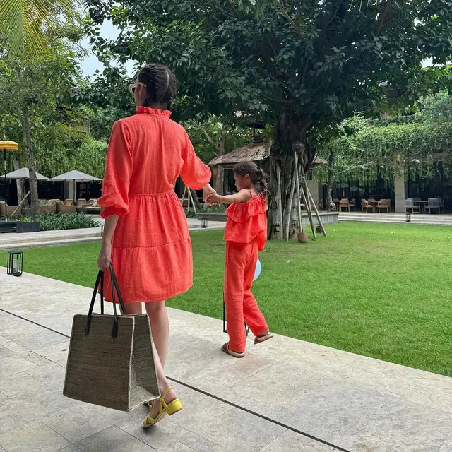 Cathy Sharon dalam busana warna merah (Instagram/cathysharon)